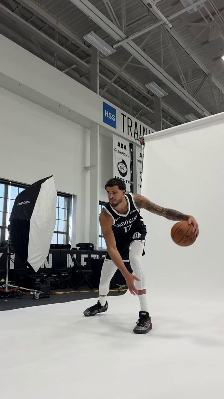 九游体育app-包含布鲁克林篮网发布备战花絮，国际比赛日队长鼓劲，NBA常规赛任务艰巨，轮换策略成焦点的词条