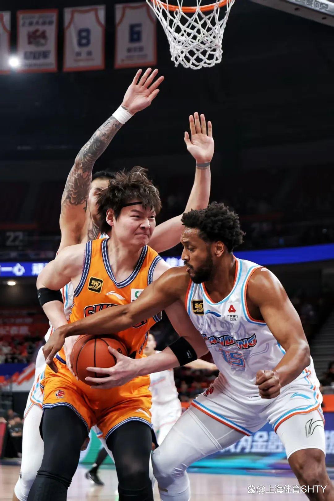 九游体育app-关于上海久事发布备战花絮；转会期防线松动；欧篮联任务艰巨；身体对抗强度拉满的信息